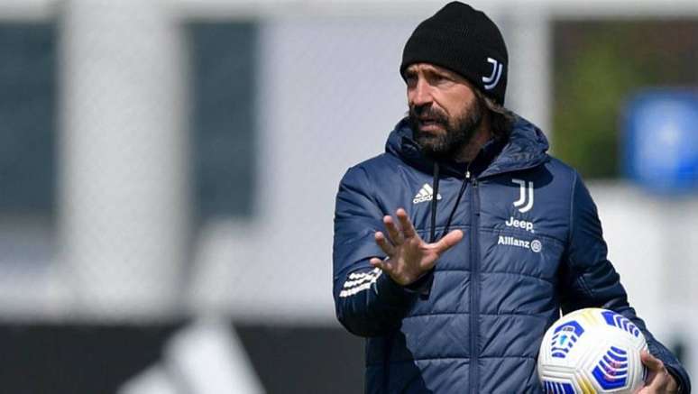 Técnico da Juventus, Andrea Pirlo orienta treino do time