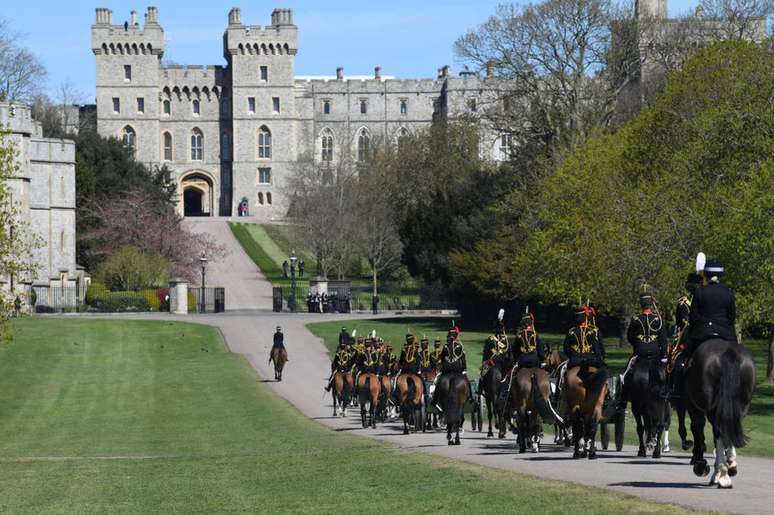A Tropa do Rei, uma cavalaria real, chega ao castelo antes da cerimônia