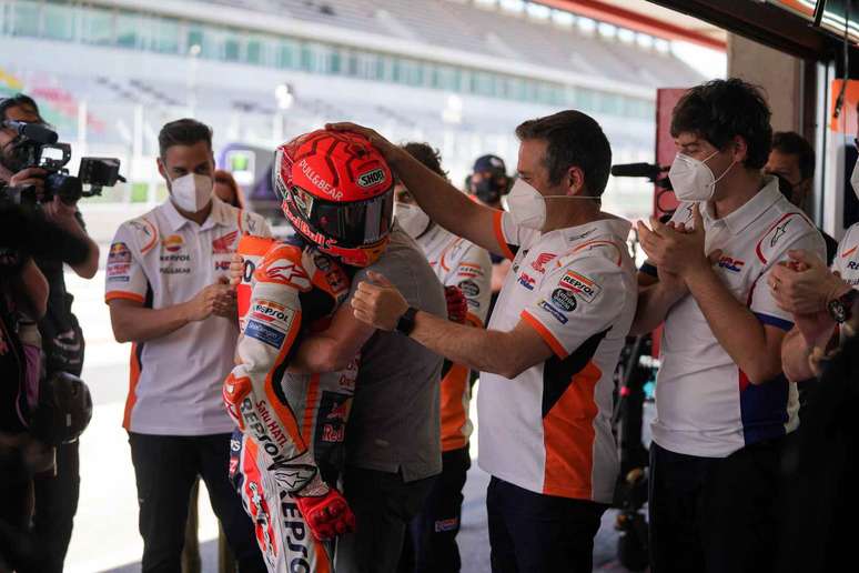 Márquez foi recebido com muito carinho pelos mecânicos da Honda após a prova 