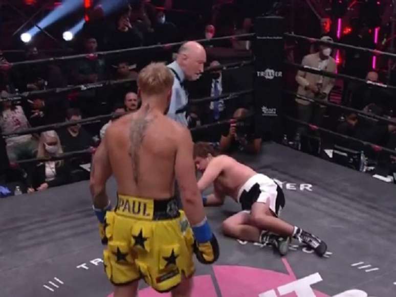 Jake Paul nocauteou o ex-UFC Ben Askren e segue invicto no Boxe (Foto: Reprodução/YouTube)