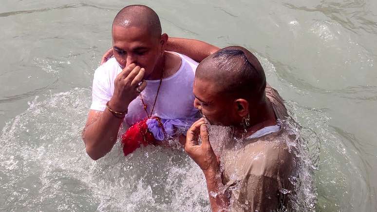 Ritual religioso envolve banho no rio Ganges