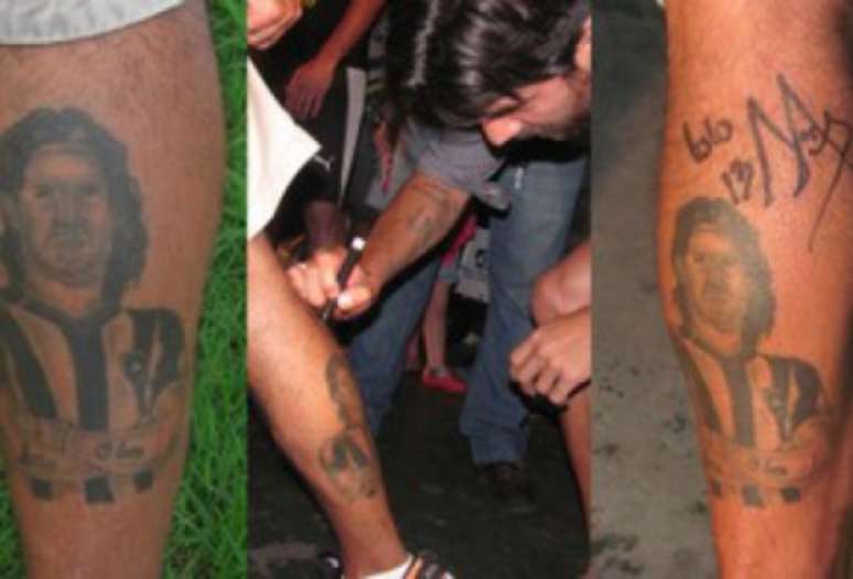 Gilberto e sua tatuagem sendo assinada pelo atacante uruguaio (Foto: Marcos Alfredo)