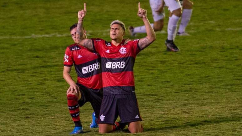 Pedro comemorando um dos gols contra a Portuguesa, no Luso-Brasileiro (Foto: Marcelo Cortes / Flamengo)