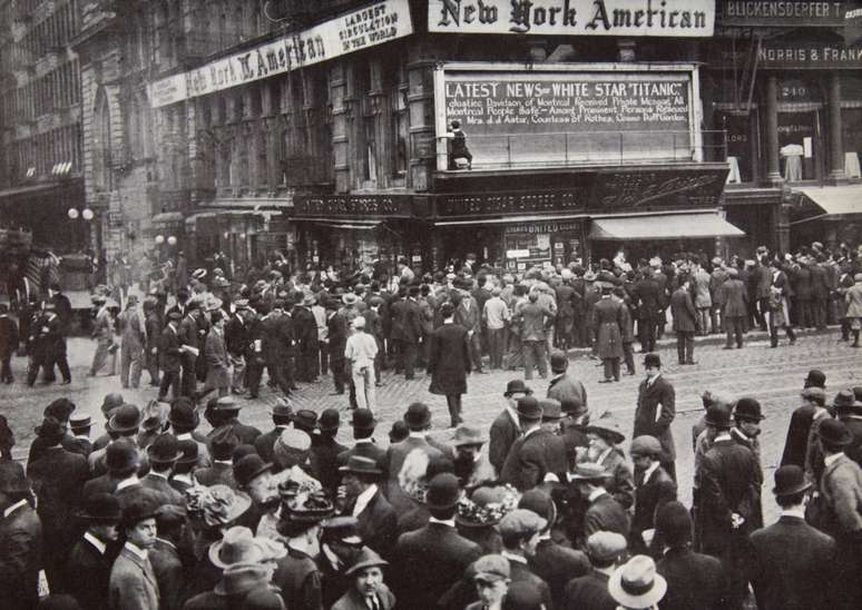 Quando os relatos do desastre chegaram a Nova York em abril de 1912, as pessoas se reuniram em torno dos quadros de avisos dos jornais