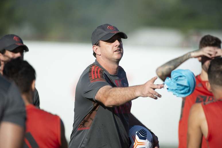 O técnico Rogério Ceni durante atividade no Ninho do Urubu (Foto: Alexandre Vidal/Flamengo)