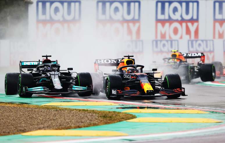 Max Verstappen ganhou a posição de Lewis Hamilton na largada do GP da Emília-Romanha 