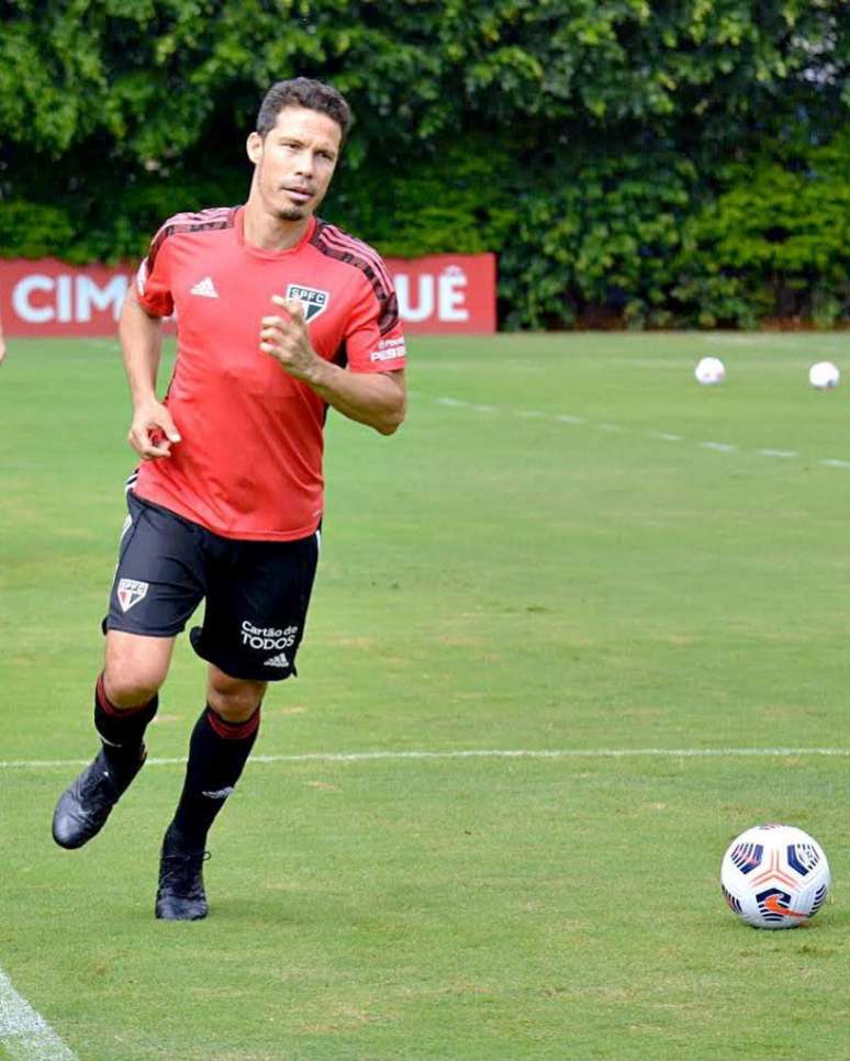 Hernanes treinou com bola, mas será desfalque na terça-feira (Foto: Divulgação)