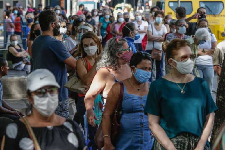 Casos e mortes de Covid no Brasil entraram em estabilização