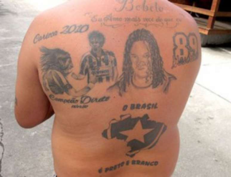 Roberto decidiu tatuar os autores dos gols do título Carioca de 2010 (Foto: André Casado)