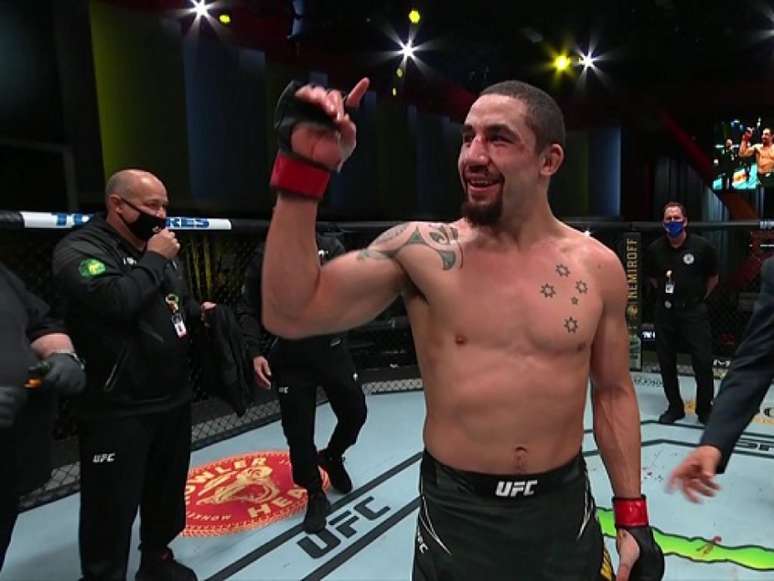 Robert Whittaker superou Gastelum e emplacou terceira vitória seguida (Foto: Reprodução/ESPN/UFC)