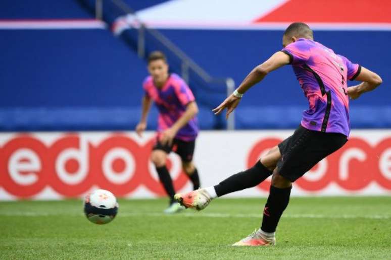 Mbappé marcou duas vezes (Foto: FRANCK FIFE / AFP)