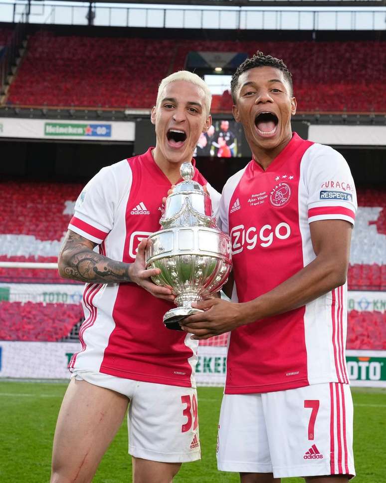 Antony e David Neres comemoram gol do Ajax