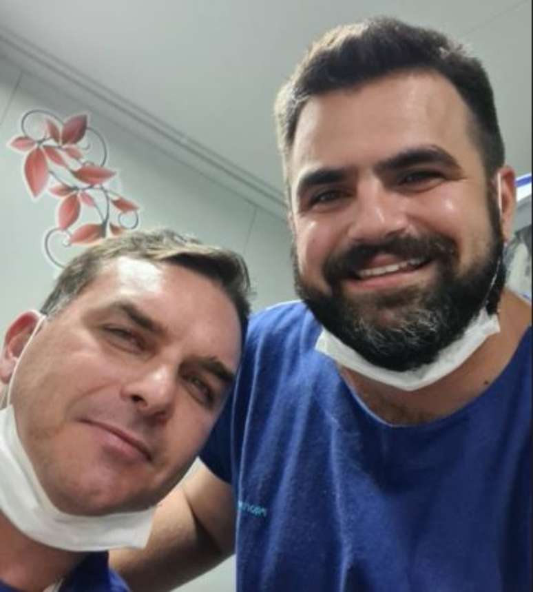 Médico que atendeu Flavio Bolsonaro postou uma foto com o senador