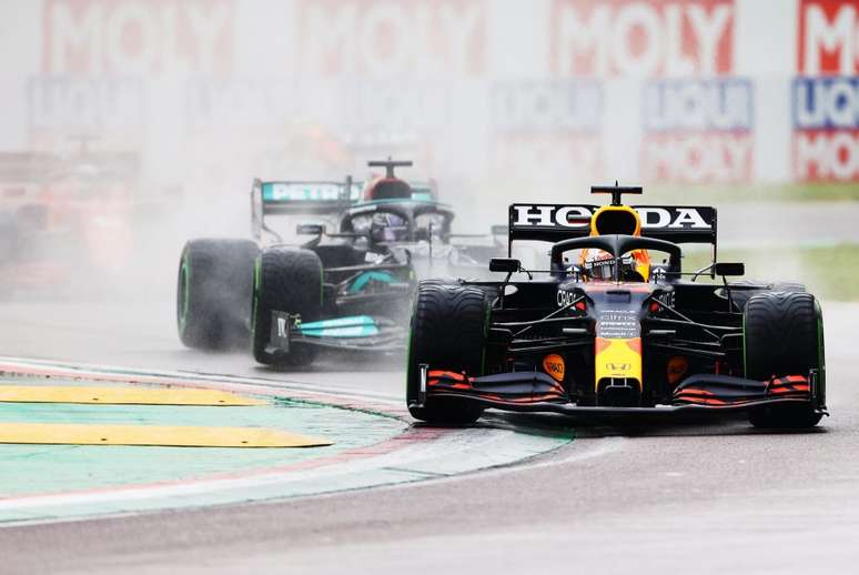 Verstappen surpreendeu Hamilton e pulou para 1º na largada.