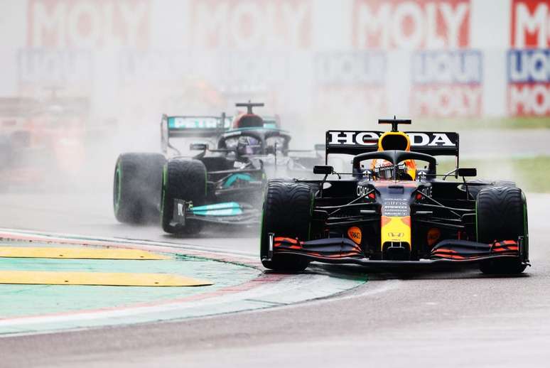 Verstappen surpreendeu Hamilton e pulou para 1&ordm; na largada.