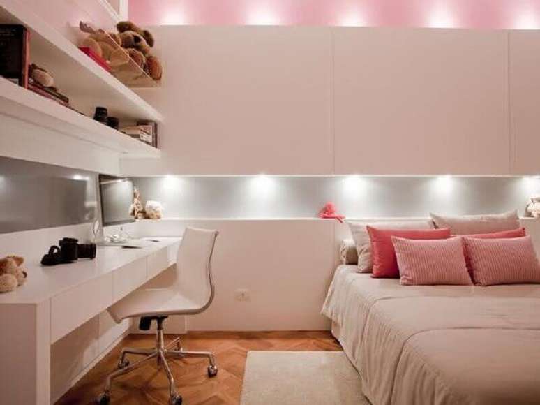 8. Decoração com mesa com gaveta para quarto feminino branco e rosa – Foto: Pinterest