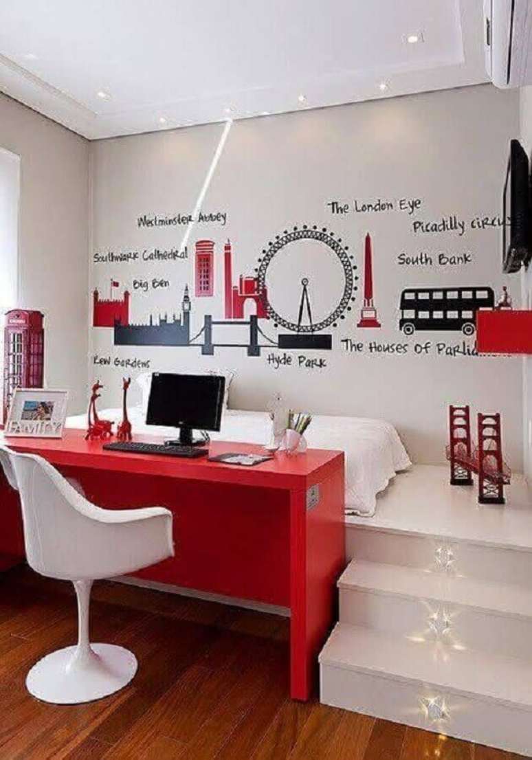 25. Decoração com mesa para quarto feminino branco e vermelho – Foto: Pinterest
