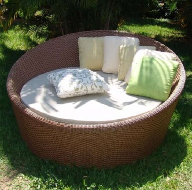 26. Evite que o sofá de vime natural fique exposto constantemente no sol e chuva. Fonte: Pinterest