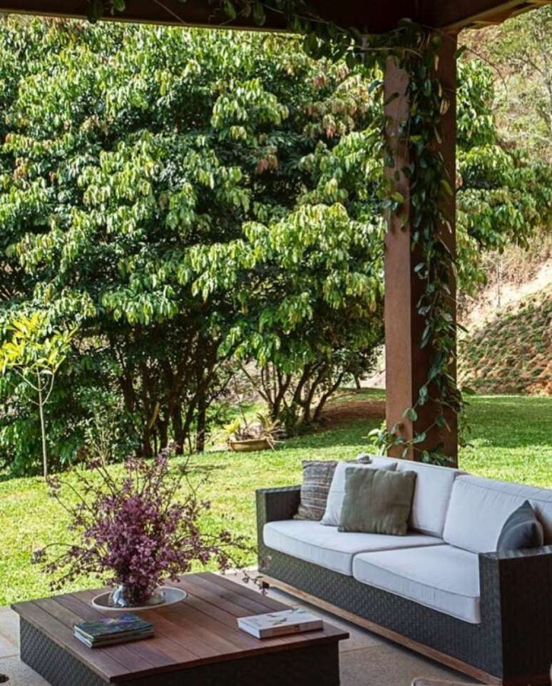 48. O sofá de vime para área externa combina perfeitamente com casas de campo. Fonte: Andrea Chicharo Arquitetura