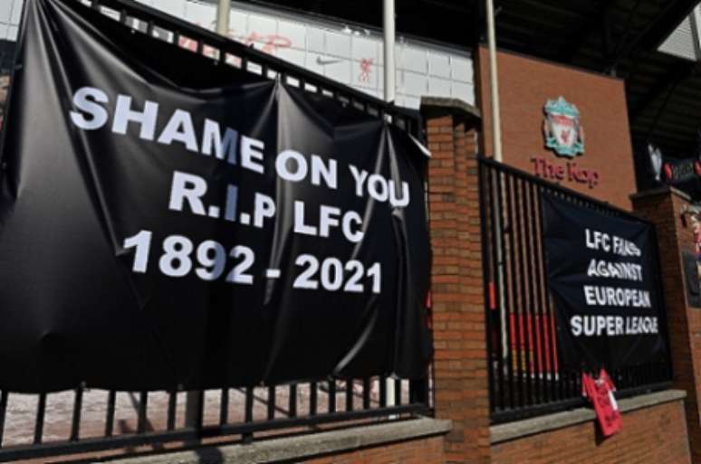 Protestos em Anfield (Foto: Paul Ellis / AFP)