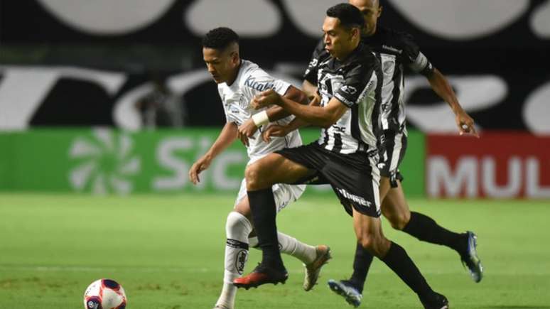 Ângelo foi quem saiu de campo para a entrada de Bruno Marques no duelo com a Inter (Foto: Divulgação/Santos FC)