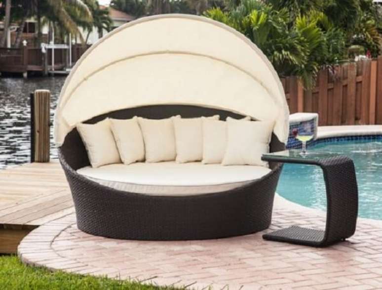 6. Esse modelo de sofá de vime redondo fica perfeito na área da piscina. Fonte: Pinterest