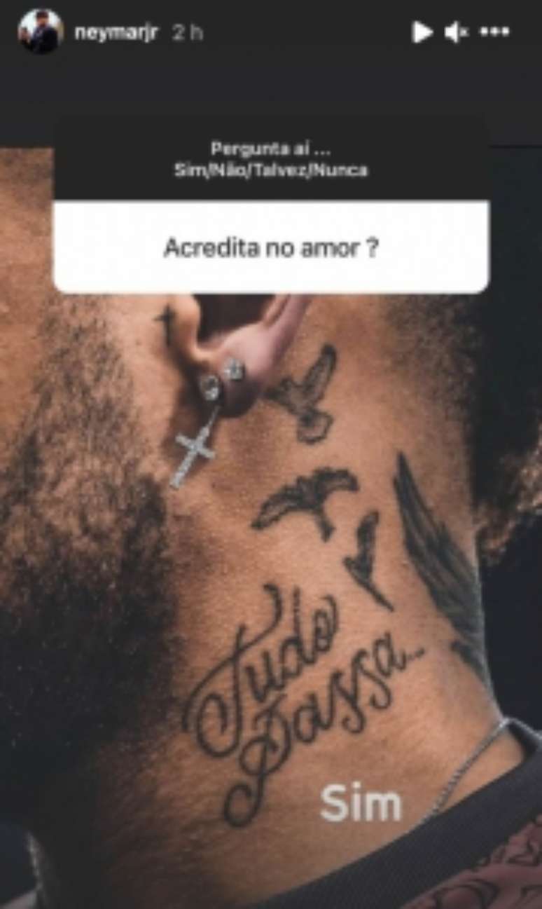 Mesmo com altos e baixos, Neymar disse que acredita no amor e destacou sua tatuagem escrito "tudo passa" (Reprodução / Instagram)