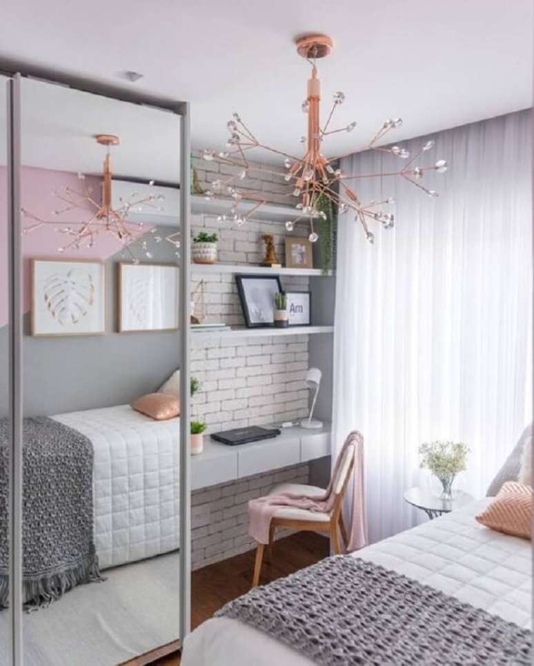 53. Mesa para quarto feminino cinza e rosa decorado com lustre moderno e guarda roupa espelhado – Foto: Pinterest