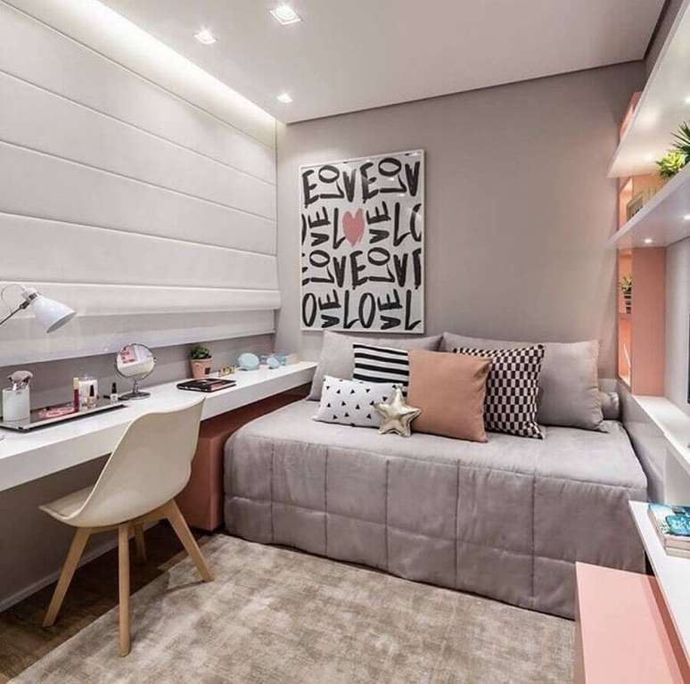 58. Mesa para quarto feminino branco e rosa decorado com quadro grande – Foto: Pinterest