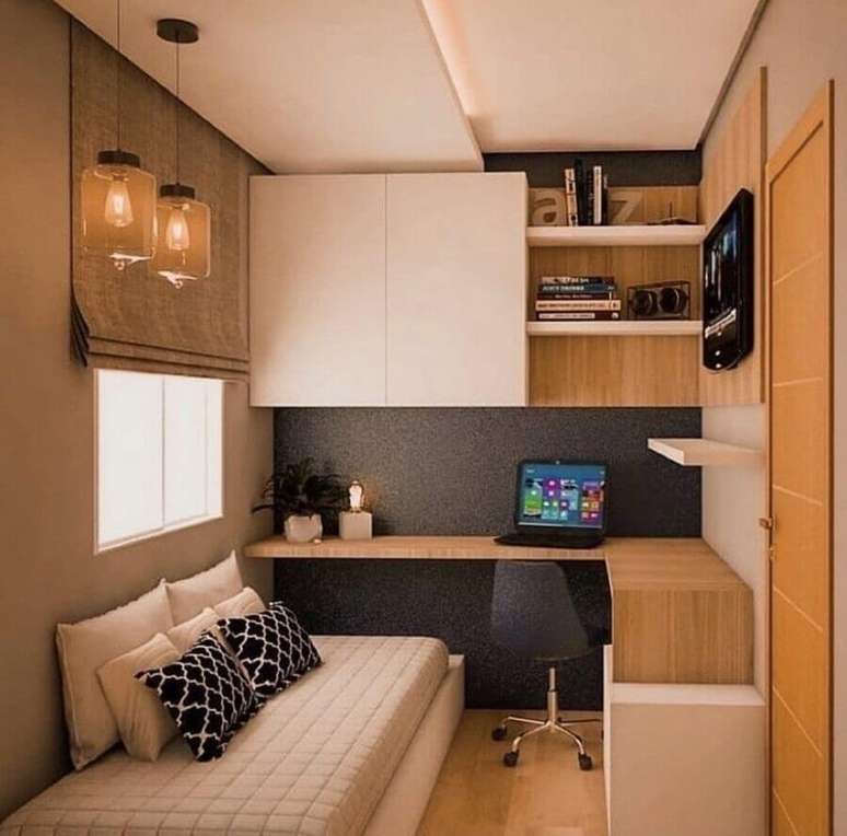 39. Mesa de canto para quarto pequeno decorado com móveis planejados – Foto: Pinterest