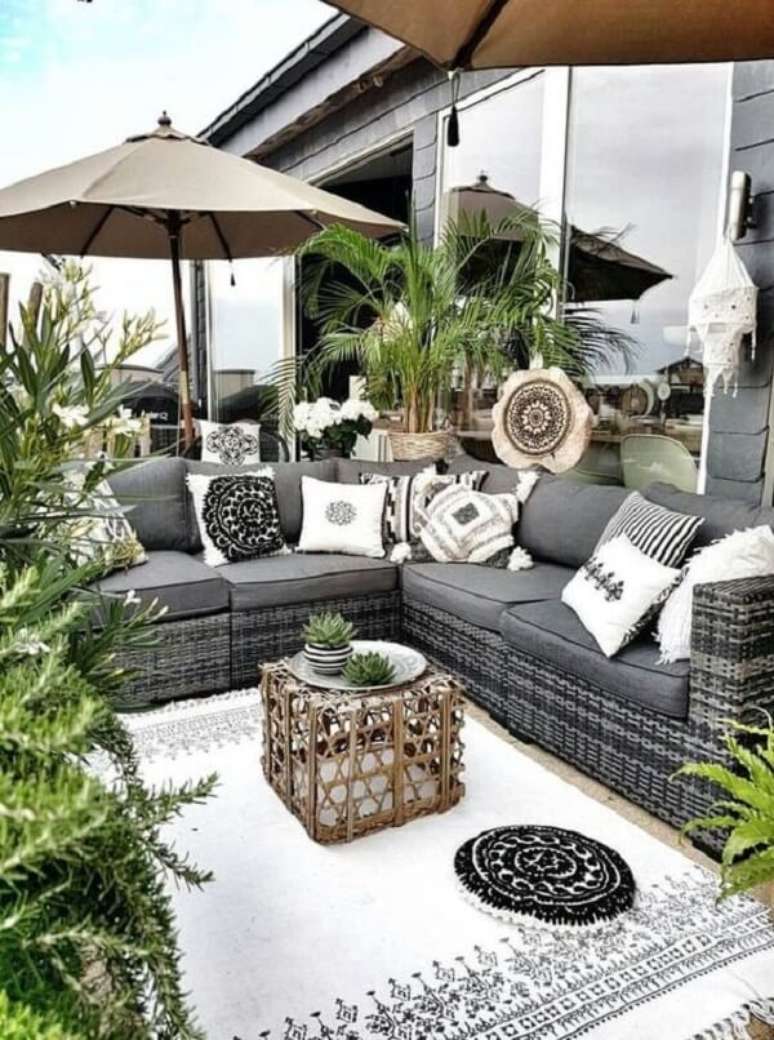 39. O ombrelone minimiza a presen&ccedil;a do sol sobre aqueles que sentam no sof&aacute; de vime. Fonte: Pinterest