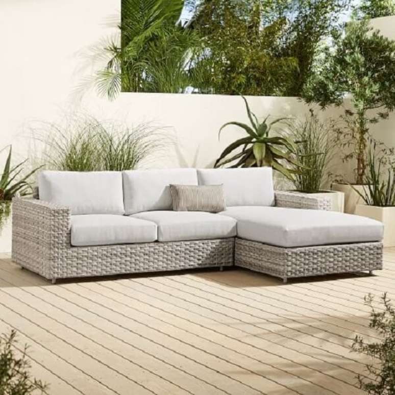 22. Decoração clean e confortável com sofá de vime com acabamento branco. Fonte: Pinterest