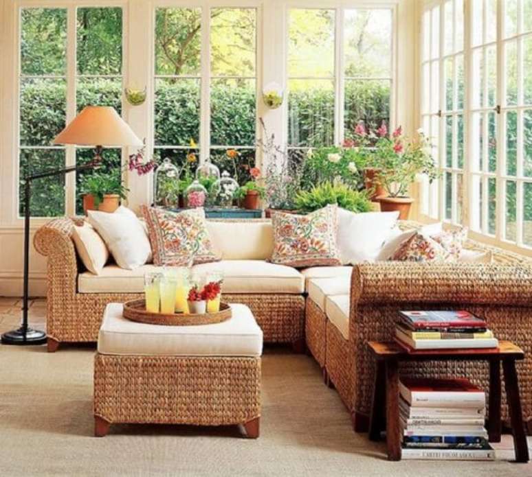 53. Os assentos do sofá de vime podem ter tampos removíveis que facilitam a limpeza. Fonte: Pinterest