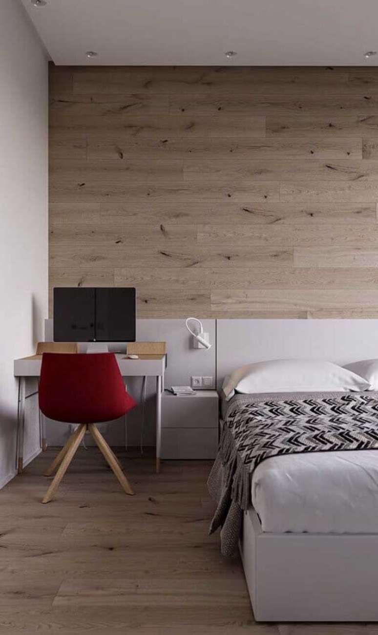 56. Mesa pequena para quarto de casal decorado com parede amadeirada – Foto: Home Fashion Trend