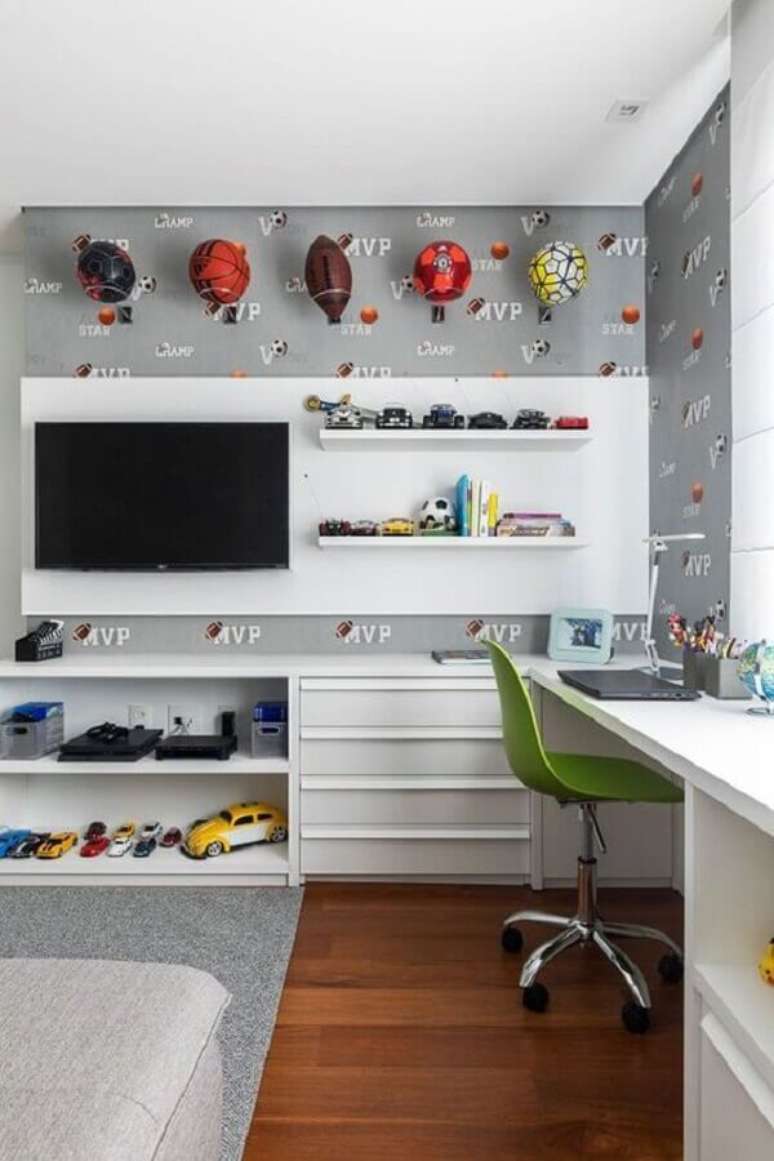 47. Mesa escrivaninha para quarto masculino decorado com painel de TV – Foto: Casa de Valentina