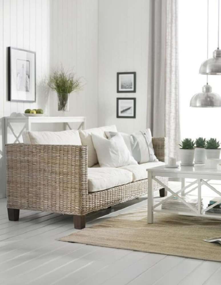 21. Decoração clean com sofá de vime para sala. Fonte: Pinterest