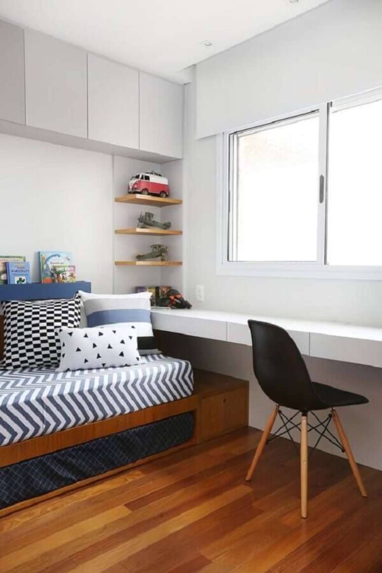 14. Decoração com cadeira preta e mesa suspensa para quarto masculino branco – Foto: Casa de Valentina