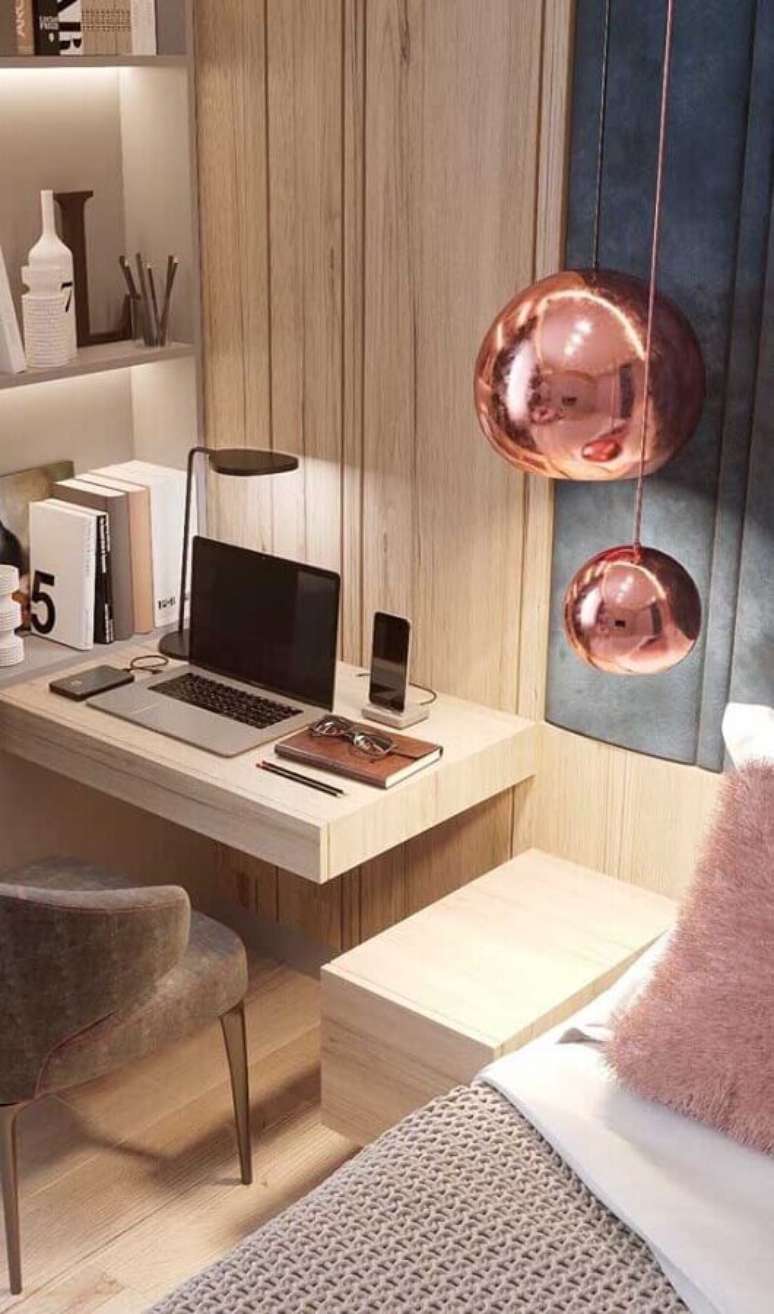30. Decoração moderna com luminária rose gold e mesa suspensa para quarto planejado – Foto: Archzine