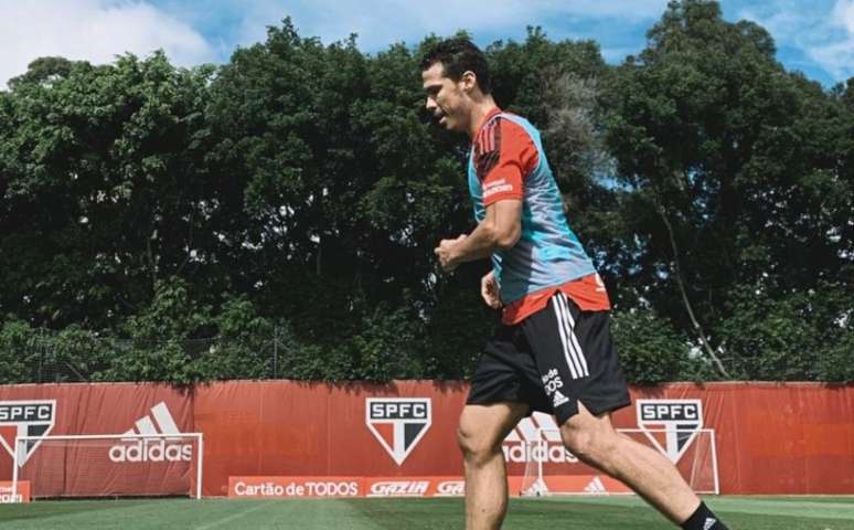 Hernanes trabalhou no gramado em sua recuperação (Foto: Reprodução/ Twitter @SaoPauloFC)