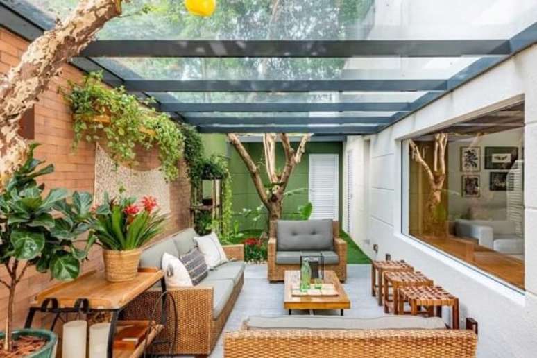 8. O jogo de sof&aacute; de vime faz muito sucesso na decora&ccedil;&atilde;o de varandas. Fonte: ACF Arquitetura