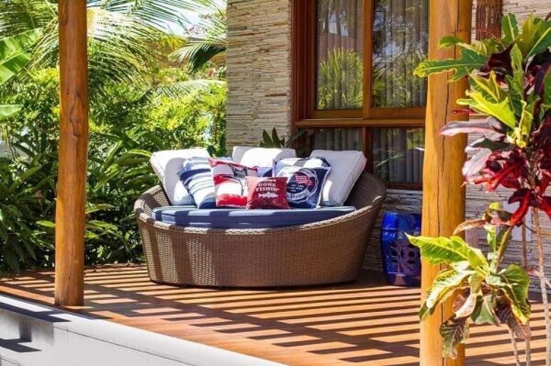 59. Sof&aacute; redondo de vime conhecido como chaise decora o terra&ccedil;o. Fonte: Jamile Lima