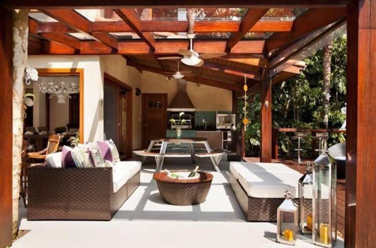 30. Modelo de sof&aacute; de vime para varanda com almofadas estampadas. Fonte: Infinity Spaces