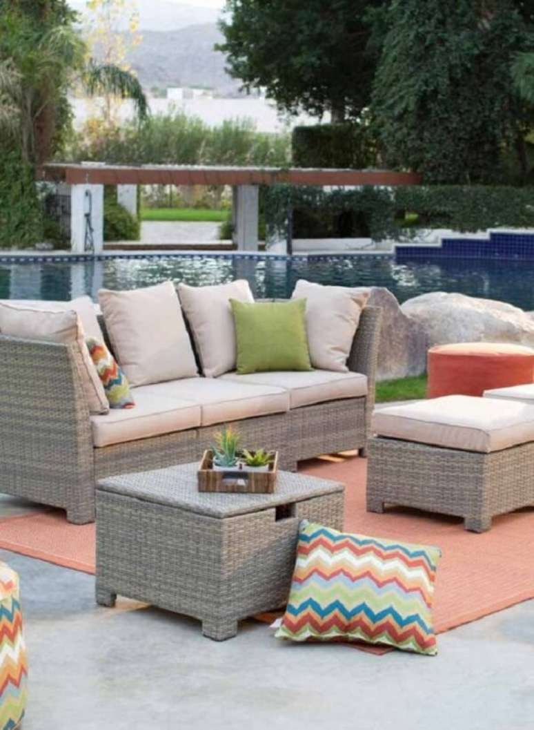 20. Crie um espaço confortável com sofá de vime próximo a área da piscina. Fonte: Pinterest