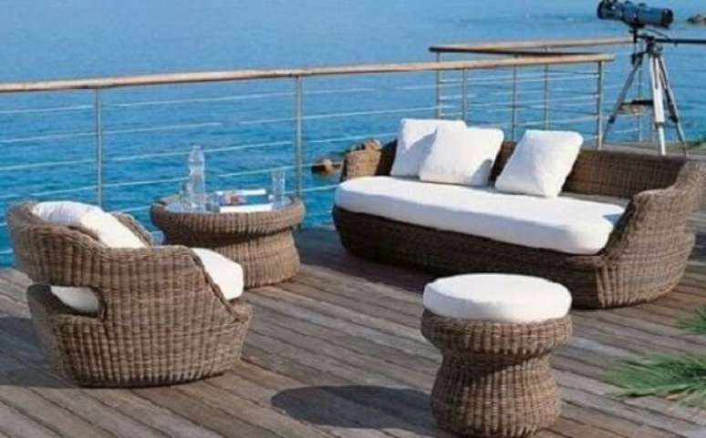 41. O sofá de vime combina perfeitamente com casas de praia. Fonte: Pinterest