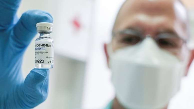 Sputnik V foi registrada na R&uacute;ssia antes mesmo de ter efic&aacute;cia comprovada em testes