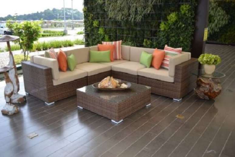 44. O sofá de vime em formato L otimiza o espaço do ambiente. Fonte: Pinterest