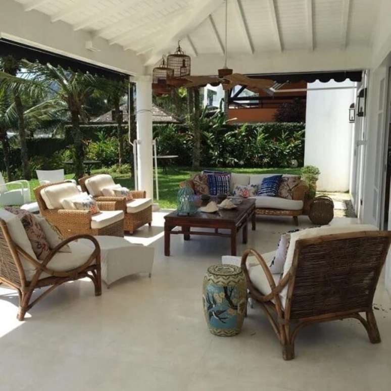 10. A mesa de centro em madeira se conecta com o jogo de sof&aacute; de vime. Fonte: Mauricio N&oacute;brega