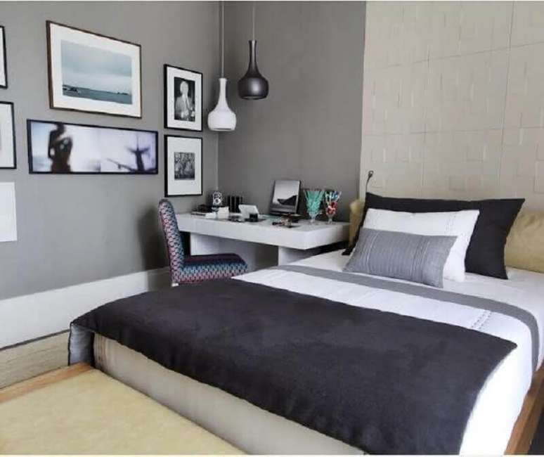 21. Quarto de casal cinza e branco decorado com mesa pequena para quarto – Foto: Pinterest