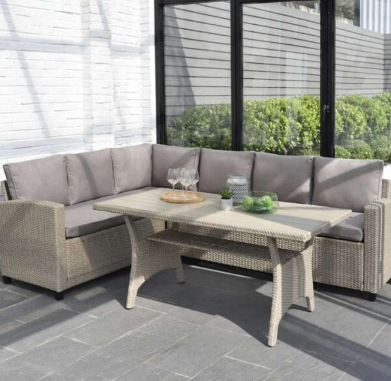 55. Sof&aacute; de vime para &aacute;rea externa em formato L otimiza o espa&ccedil;o. Fonte: Pinterest