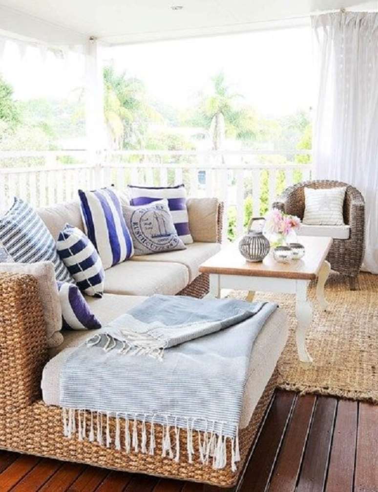 17. As almofadas e mantas deixam o ambiente mais aconchegante. Fonte: Pinterest